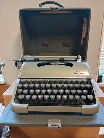 Prachtige vintage Groma Modell N typemachine beschikbaar voor biedingen