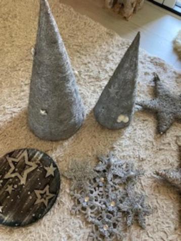 2 pyramides , 2 sterren, 1 bord en 8 kerstballen zilverkleur beschikbaar voor biedingen