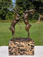 HAZEN / op marmeren voet/ bronzen beeld / rammelende hazen, Dierenbeeld, Nieuw, Info@huisentuindecoratiemarie.nl, Huis en tuin decoratie marie