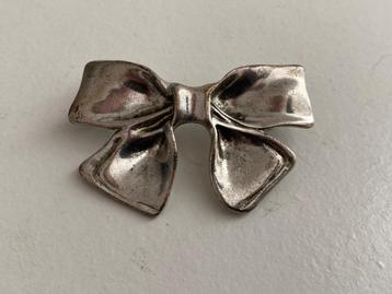 Vintage Broche zilverkleurig metaal sierlijke strik zgan beschikbaar voor biedingen