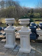 Massief betonnen sokkels met sielijke betonnen bloempotten, Tuin en Terras, Tuinvazen, Ophalen, Nieuw