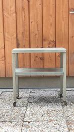 Industrieel metalen grijsgroen bijzettafel op wielen vintage, Ophalen, Minder dan 55 cm, Gebruikt, Industrieel vintage