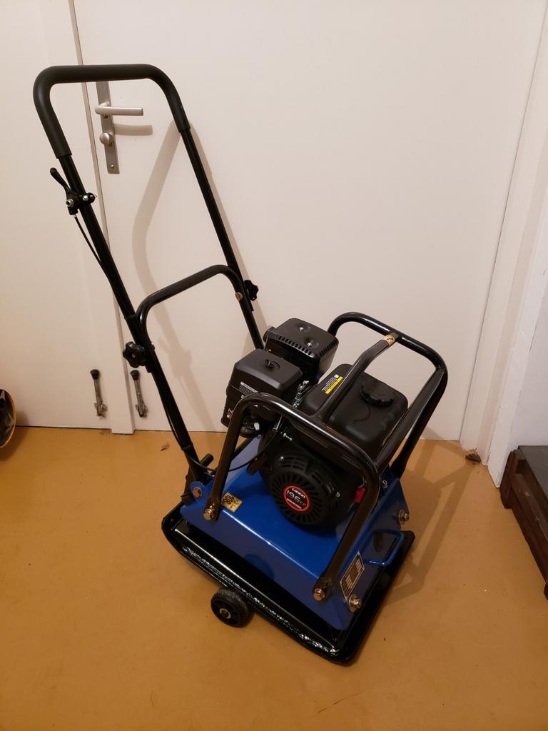 Trilplaat stenenknipper verdichter., Ophalen