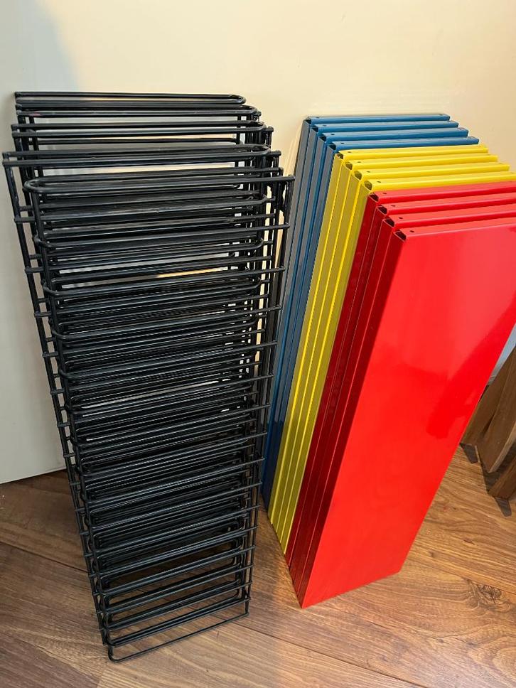 Tomado wandrek zwart, blauw, geel, rood 70x21x68cm 4 maal, Huis en Inrichting, Woonaccessoires | Wandplanken en Boekenplanken