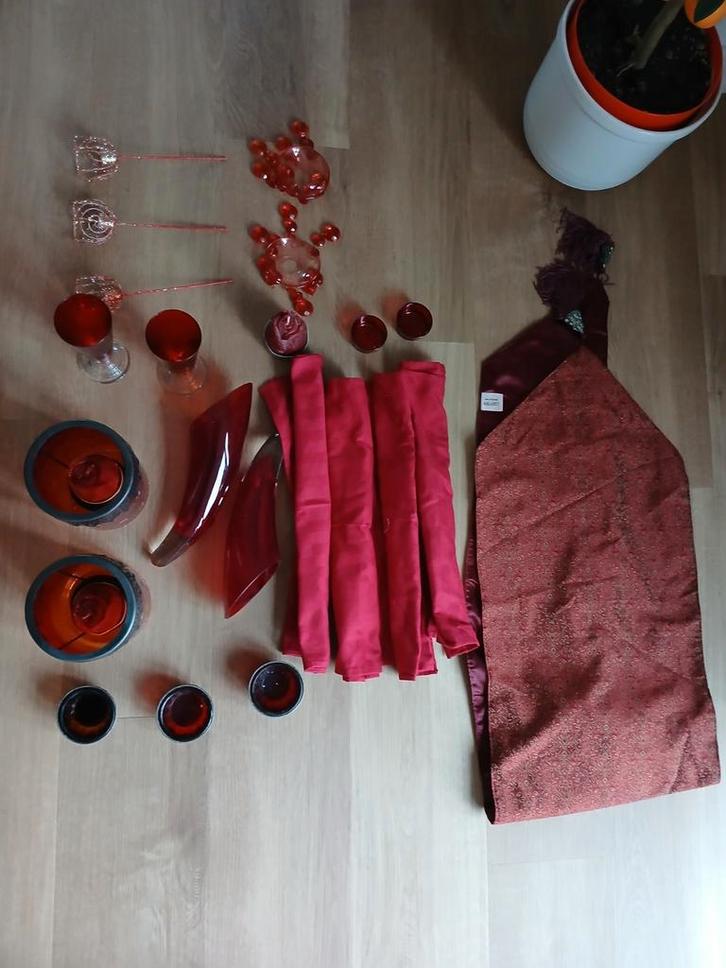 Rode Kerstdecoratie Set - Vazen, Kandelaars, Loper & Meer!, Diversen, Kerst, Zo goed als nieuw, Ophalen of Verzenden