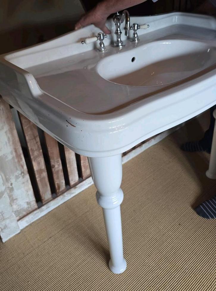 Klassieke Wastafel op poten, Old England, Huis en Inrichting, Badkamer | Badkamermeubels, Zo goed als nieuw, Wasbak of Wastafel