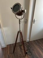Industriële vloerlamp op statief, Huis en Inrichting, Lampen | Vloerlampen, Ophalen, Zo goed als nieuw, Vintage industrieel, Metaal