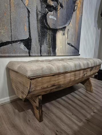 Opbergbankje met houten frame en stoffen zitting. beschikbaar voor biedingen