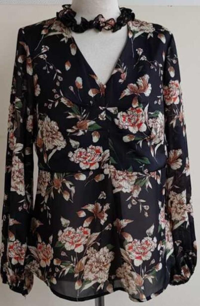 Blueberry zwarte blouse met bloemen print mt. S/M, Kleding | Dames, Blouses en Tunieken, Zo goed als nieuw, Maat 36 (S), Zwart