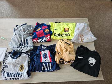Voetbal tenues beschikbaar voor biedingen