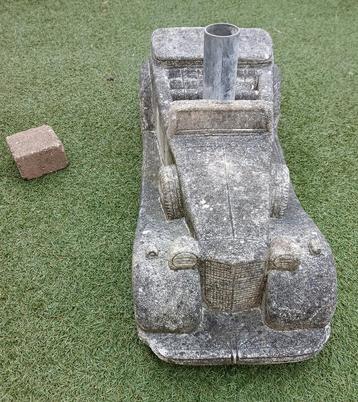 Betonnen parasolvoet en tuinbeeld van auto tegelijk beschikbaar voor biedingen