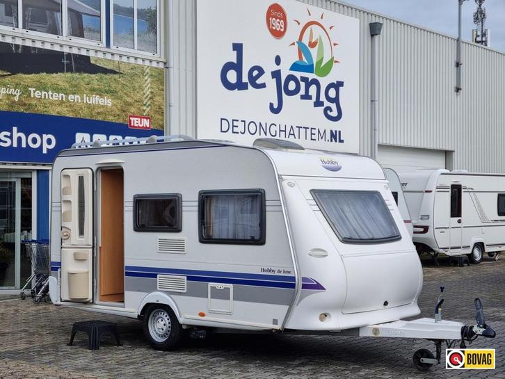 Hobby De Luxe 400 SF Mover - Voortent, Caravans en Kamperen, Caravans, tot en met 4, 750 - 1000 kg, Treinzit, Hobby, Dwarsbed