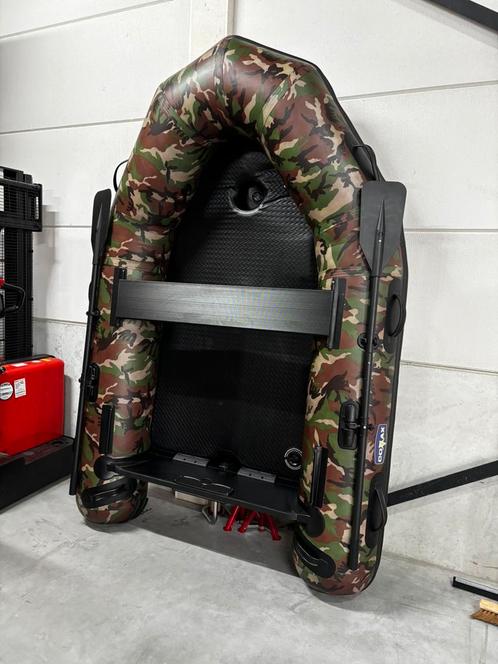 NIEUW karperboot 240 camo extra breed airdeck met accessoire, Watersport en Boten, Hengelsport | Karpervissen, Nieuw, Complete set
