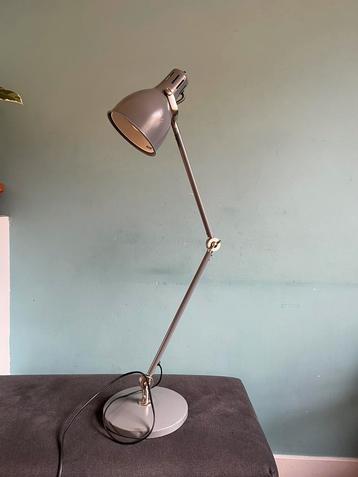 Grijze lamp verstelbaar beschikbaar voor biedingen