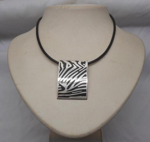 Zilveren hanger aan leren koord met zilveren slotje nr.1613, Sieraden, Tassen en Uiterlijk, Kettingen, Zo goed als nieuw, Zilver