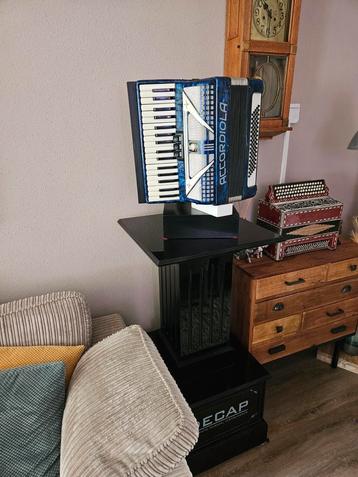 Zelfspelende accordeon pedestal  beschikbaar voor biedingen