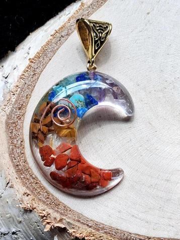 mooie maanvormige hanger Chakra beschikbaar voor biedingen