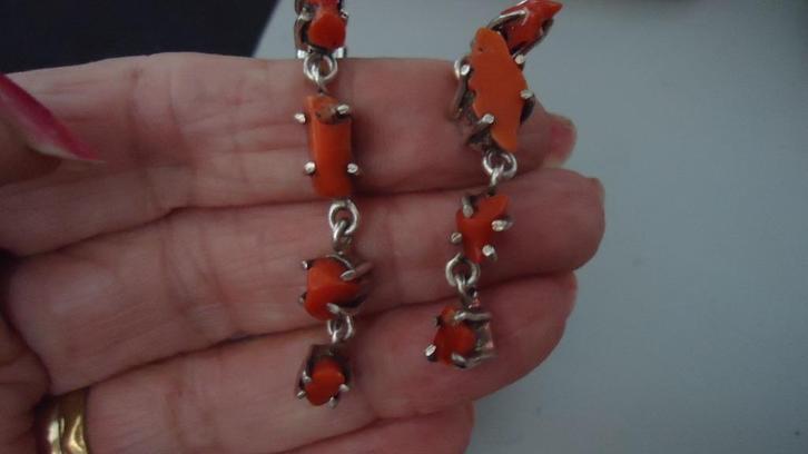 uit de jaren 70 zilveren oorbellen met 4 koraal steentjes, Sieraden, Tassen en Uiterlijk, Oorbellen, Zo goed als nieuw, Hangers