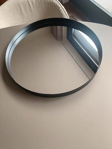 Ronde spiegel met mat zwarte metalen rand dia. 48cm beschikbaar voor biedingen