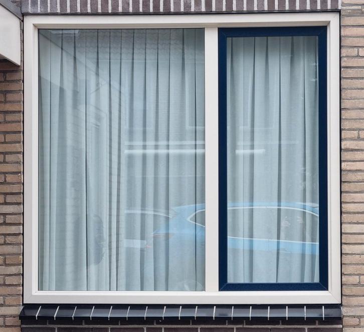 Kunstof raamkozijn met draai-kiepraam met keralit bekleding., Doe-het-zelf en Verbouw, Kozijnen en Schuifpuien, Zo goed als nieuw