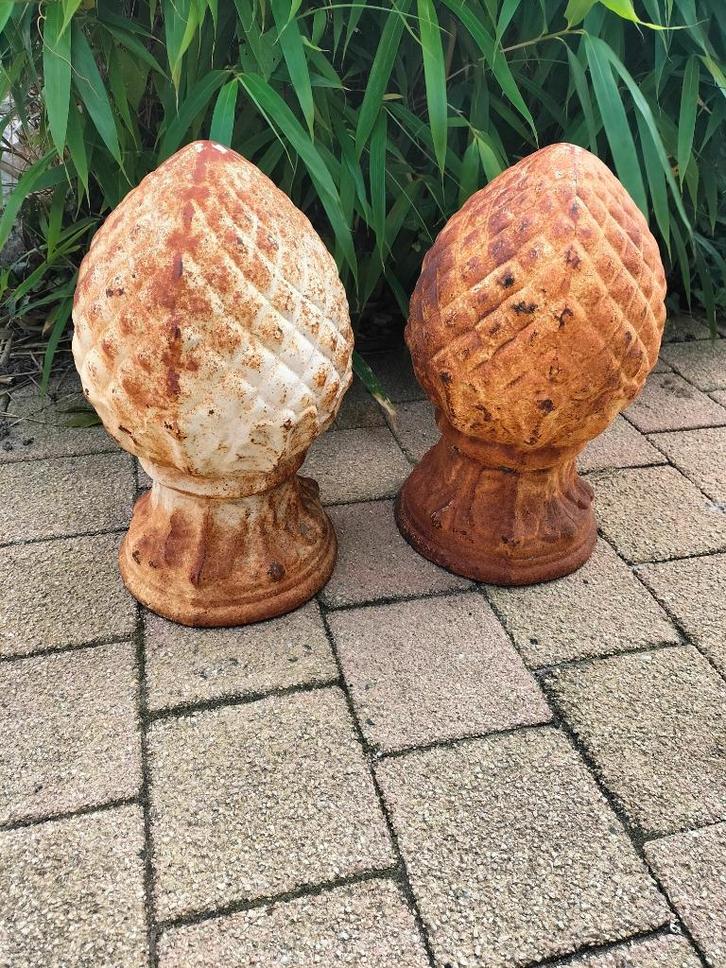 Tuinbeeld gietijzeren granaat/dennenappel, Tuin en Terras, Tuinbeelden, Overige typen, Overige materialen, Ophalen