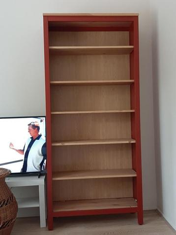 Hemnes ikea boekenkast en vitrinekast beschikbaar voor biedingen