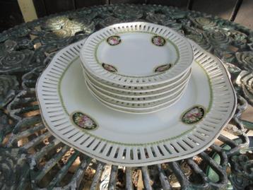 Gebakstel met ajour rand en roze roosjes ornamentjes beschikbaar voor biedingen