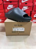 Adidas Yeezy Slide Dark Onyx Maat 52 ID5103, Kleding | Heren, Schoenen, Slippers, Overige kleuren, Nieuw, Ophalen of Verzenden