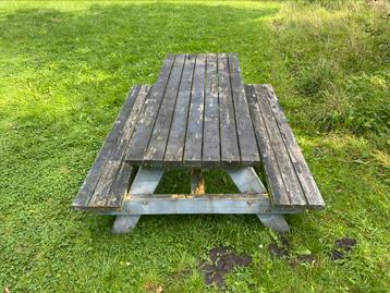Gratis Houten buitentafel (opknappertje) beschikbaar voor biedingen