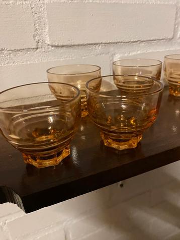 Oude glazen beschikbaar voor biedingen