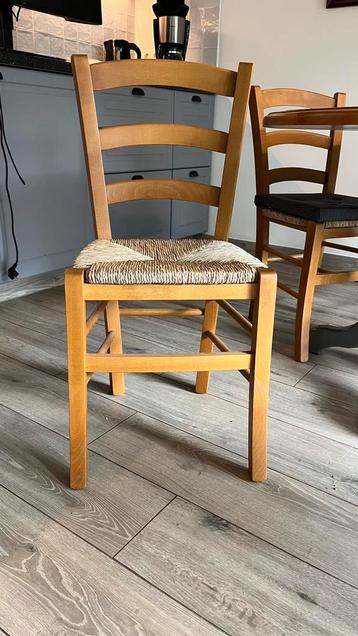 4 houten stoelen met biezen zitting z.g.a.n. beschikbaar voor biedingen