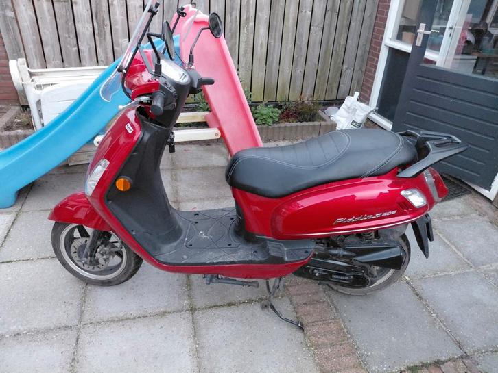 Sym Fiddle II uit 2021 - Rode scooter, Fietsen en Brommers, Scooters | SYM, Gebruikt, Overige modellen, Maximaal 45 km/u, Benzine