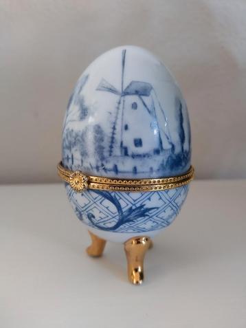 Delfts Blauw Ei met Molen beschikbaar voor biedingen