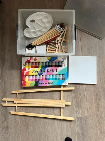 Schilderset met doeken, kwasten, ezel en acrylverf beschikbaar voor biedingen