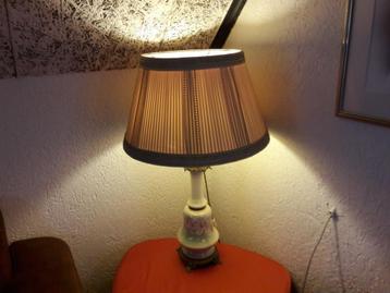  antieke lamp met opaline voet beschikbaar voor biedingen
