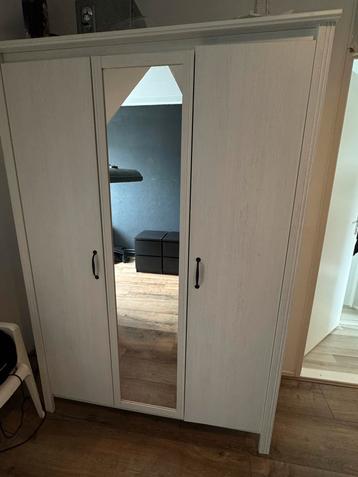 Witte kledingkast met spiegeldeur beschikbaar voor biedingen