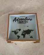 Spaarpot Adventure Awaits, vakantie, wereldkaart design, Ophalen of Verzenden, Zo goed als nieuw, Hout, Overige thema's