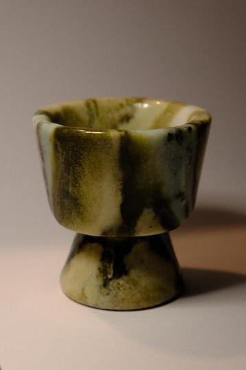 Green marble pedestal cup beschikbaar voor biedingen