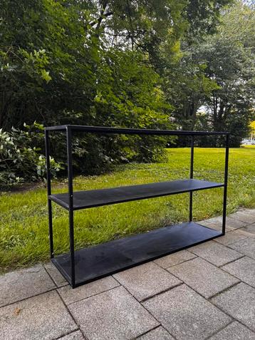 Sidetable beschikbaar voor biedingen