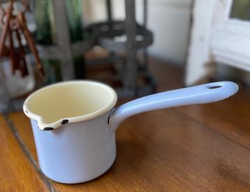 Emaille schenk pannetje lichtblauw beschikbaar voor biedingen