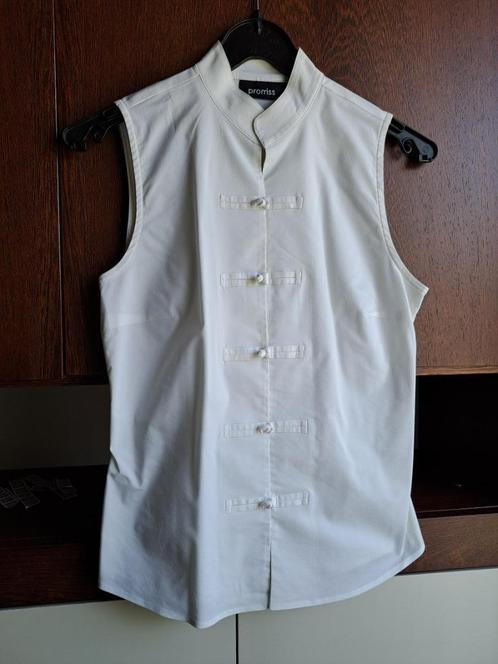 Mooi mouwloos wit blousje met lusjes-sluiting., Kleding | Dames, Blouses en Tunieken, Zo goed als nieuw, Maat 38/40 (M), Wit, Ophalen of Verzenden