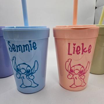 Traktatie bekers gepersonaliseerd met naam beschikbaar voor biedingen