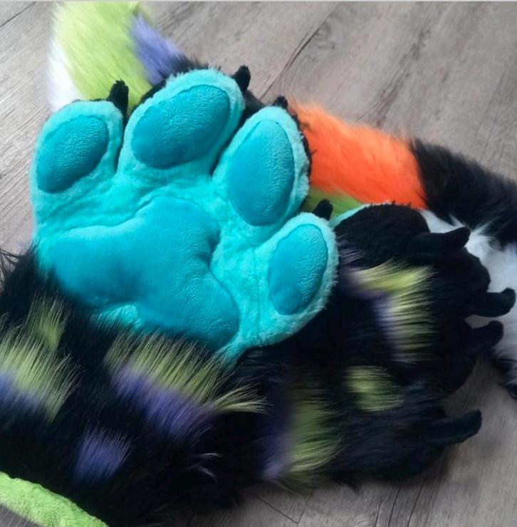 Furry Handpaws+tail+FREE pizza fursuit prop HOWLFABRICS FUR!, Hobby en Vrije tijd, Kostuums, Theaterbenodigdheden en LARP, Nieuw