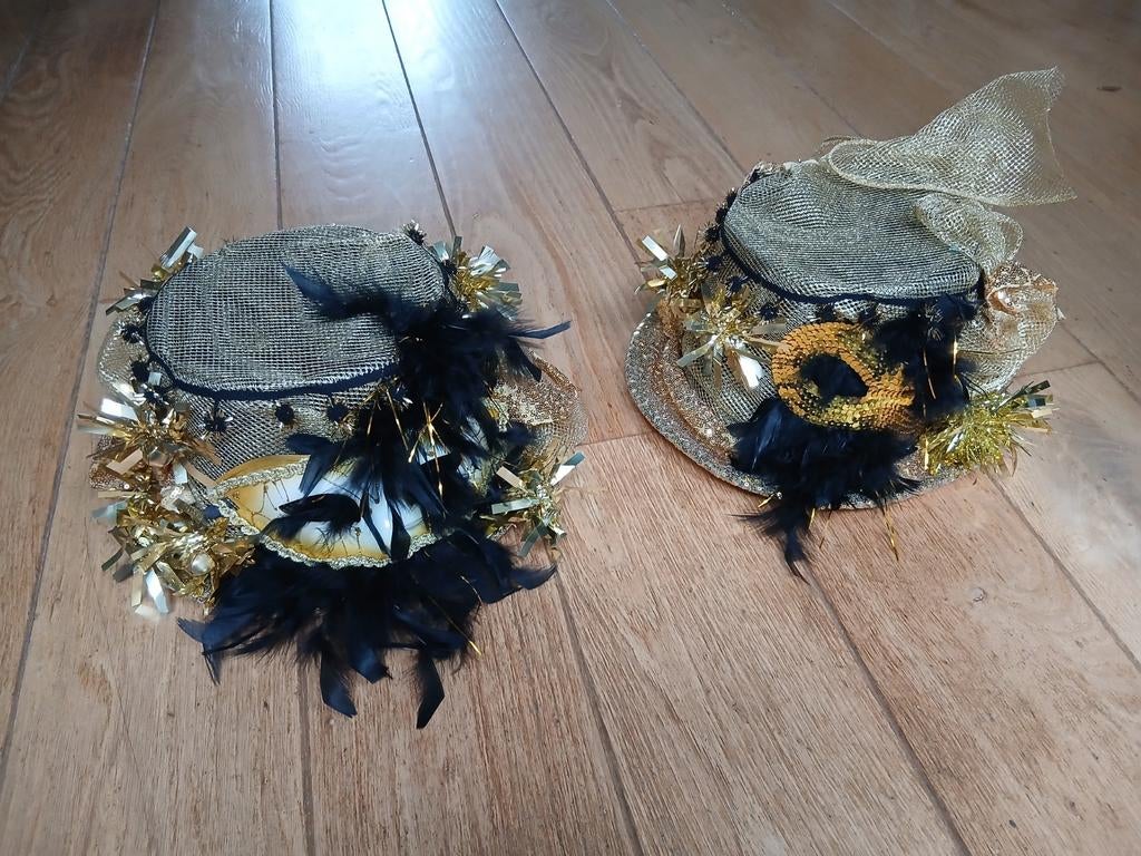 2 Hoeden carnaval volwassenen (goud/zwart), Carnaval, Kleding, Geen merk, Gedragen