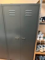 Twee metalen kledingkasten, Ophalen, Gebruikt