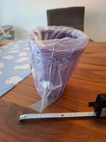 Paars fietsmandje voor een meisjesfiets beschikbaar voor biedingen