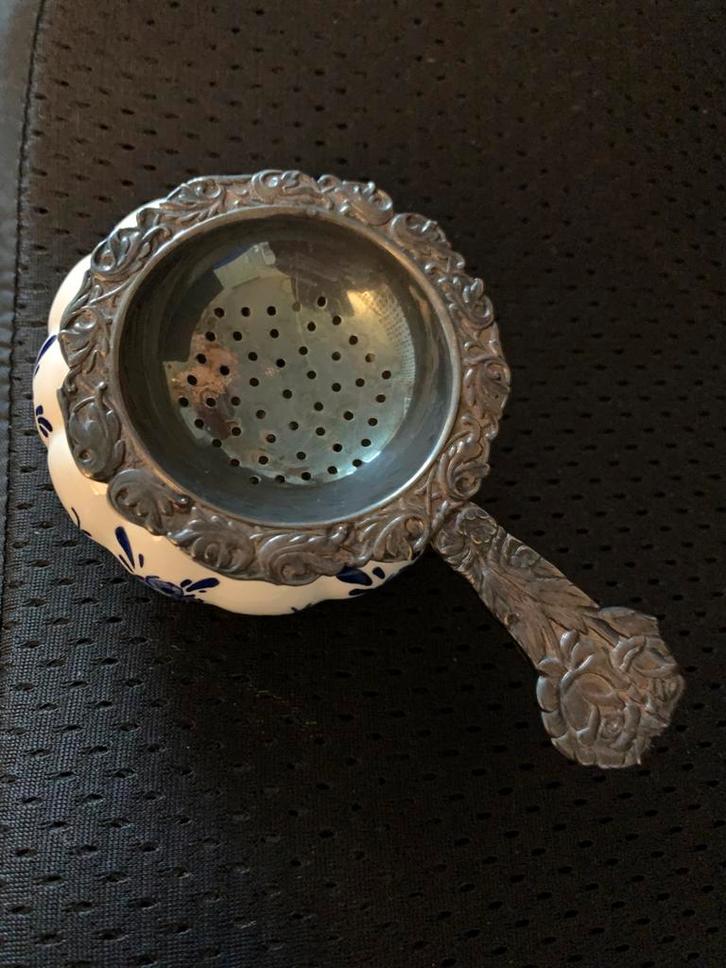 Theezeefje met lekbakje Delft Insulinde Groningen €15, Antiek en Kunst, Antiek | Keramiek en Aardewerk, Ophalen of Verzenden