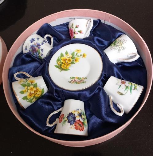 Qualita superiore engelse mini kopjes met maandaanduiding, Huis en Inrichting, Keuken | Servies, Zo goed als nieuw, Kop(pen) en/of Schotel(s)
