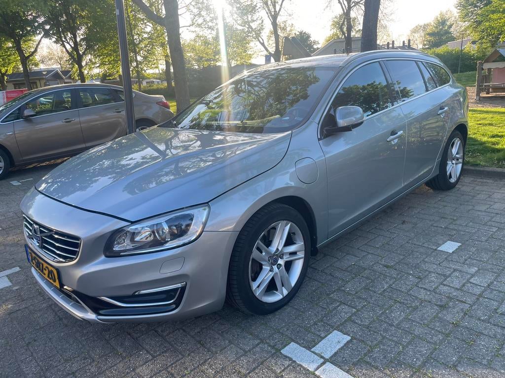 Volvo V60 D6 215pk Plug-in Hybrid 2013 Grijs, Auto's, 1849 kg, 1800 kg, Particulier, Te koop