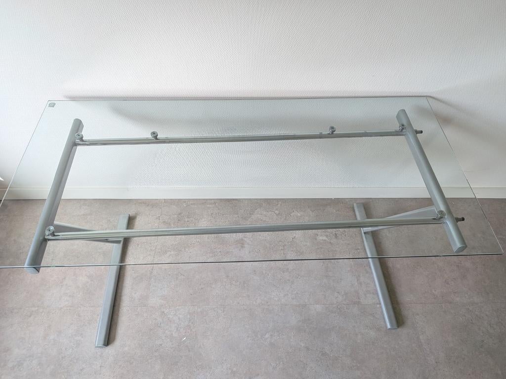 2 Mooie stalen bureaus met glazen plaat, Huis en Inrichting, Bureaus, Ophalen, Zo goed als nieuw